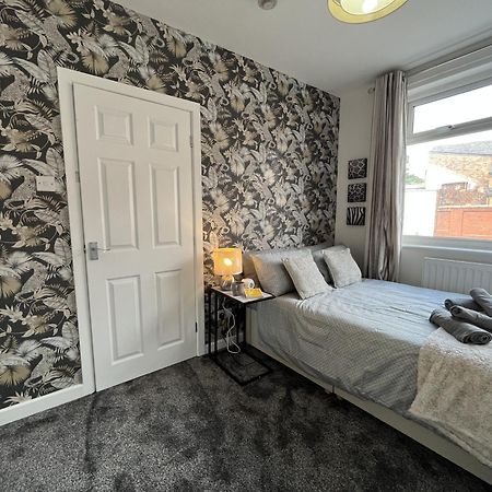 Modernised Central Wigan Townhouse Sleeps Up To 6 ภายนอก รูปภาพ