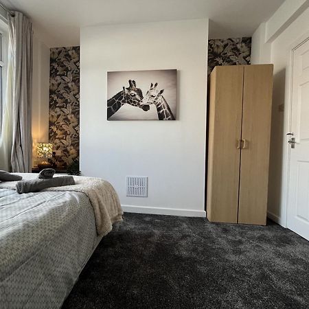 Modernised Central Wigan Townhouse Sleeps Up To 6 ภายนอก รูปภาพ