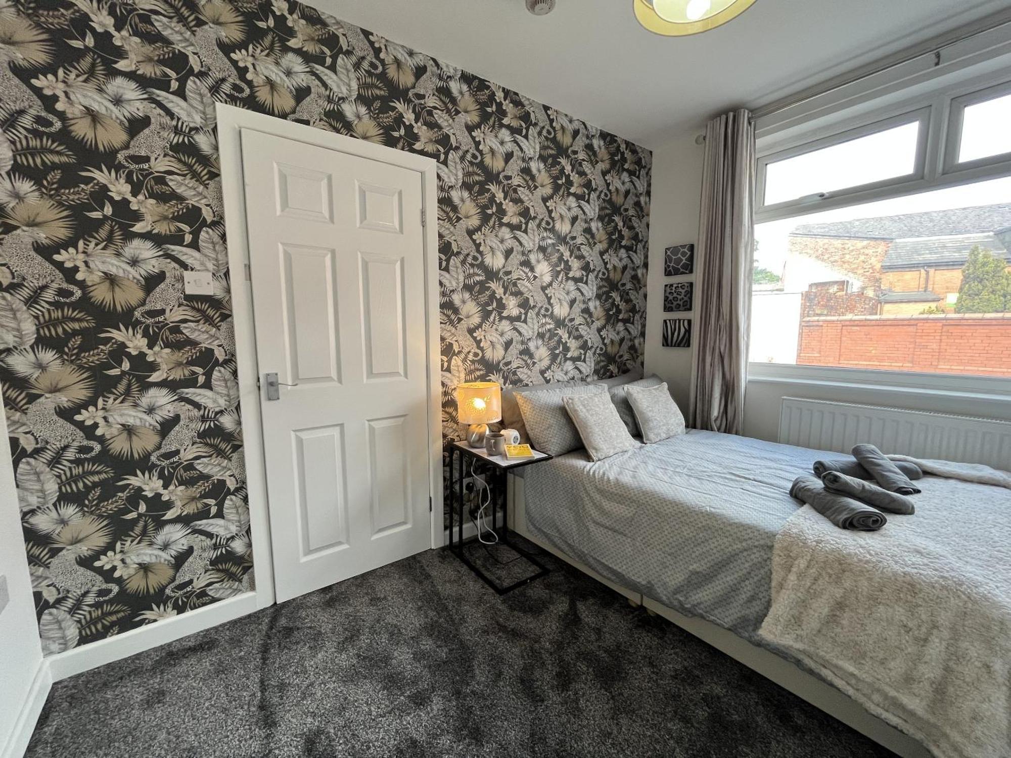 Modernised Central Wigan Townhouse Sleeps Up To 6 ภายนอก รูปภาพ