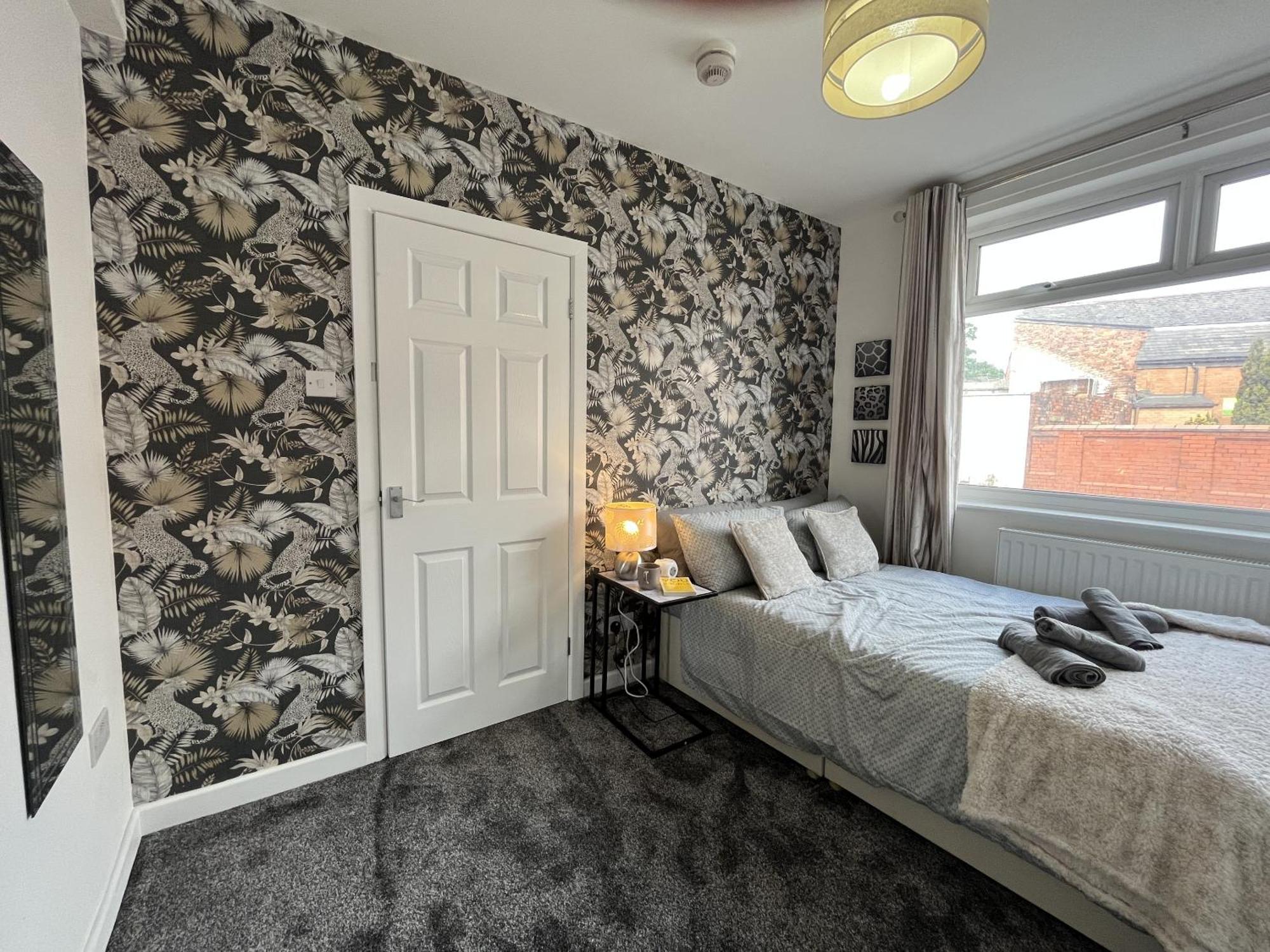 Modernised Central Wigan Townhouse Sleeps Up To 6 ภายนอก รูปภาพ