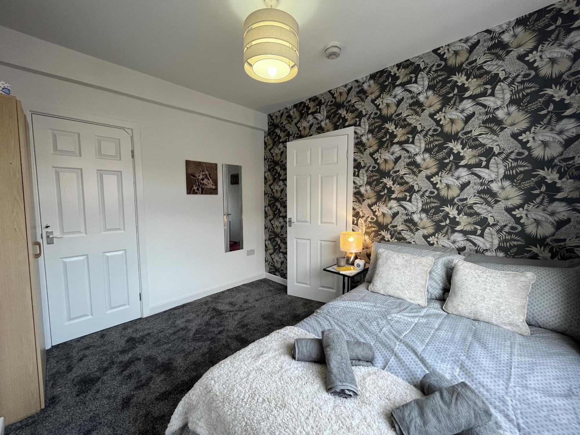 Modernised Central Wigan Townhouse Sleeps Up To 6 ภายนอก รูปภาพ