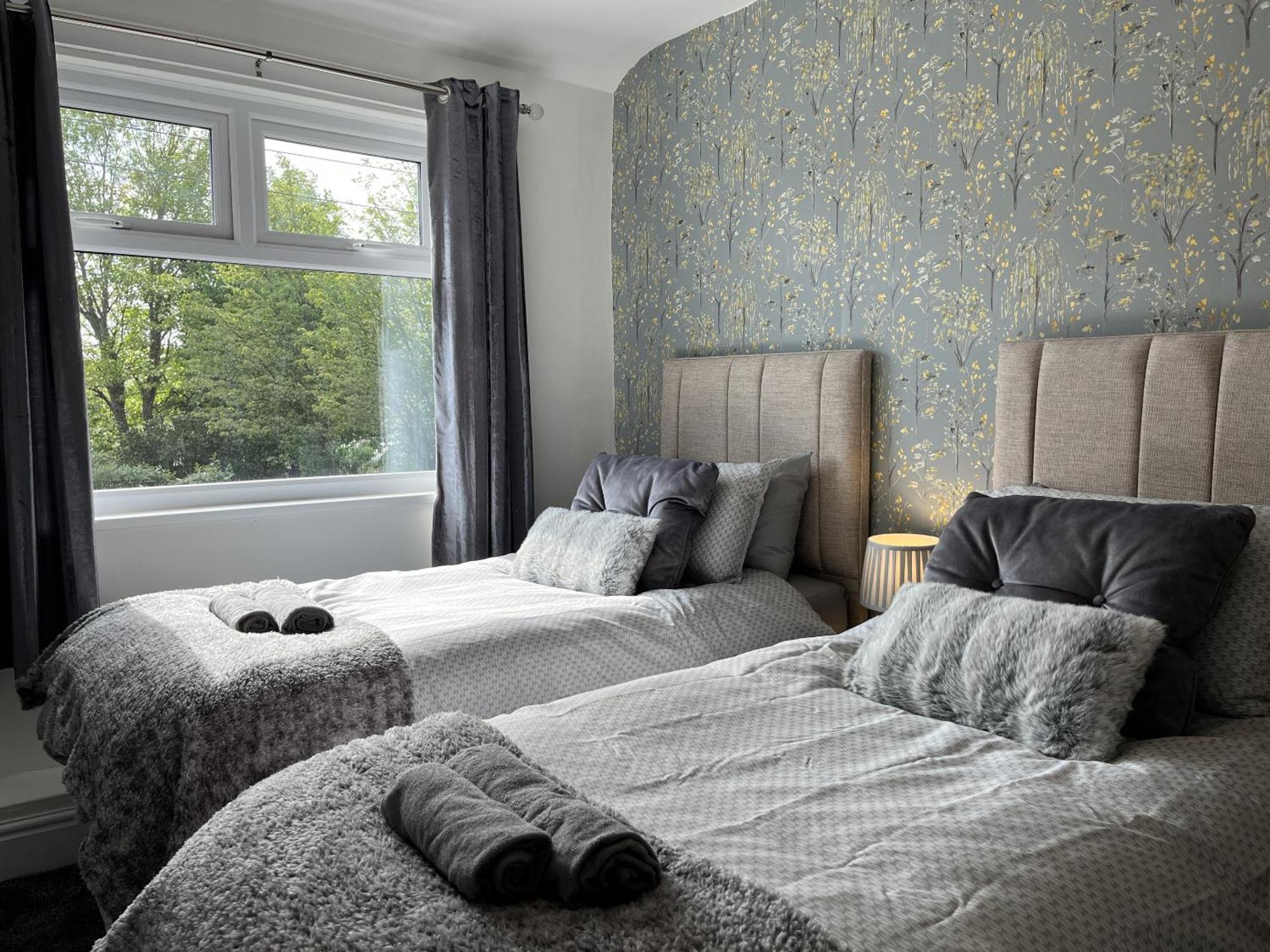 Modernised Central Wigan Townhouse Sleeps Up To 6 ภายนอก รูปภาพ