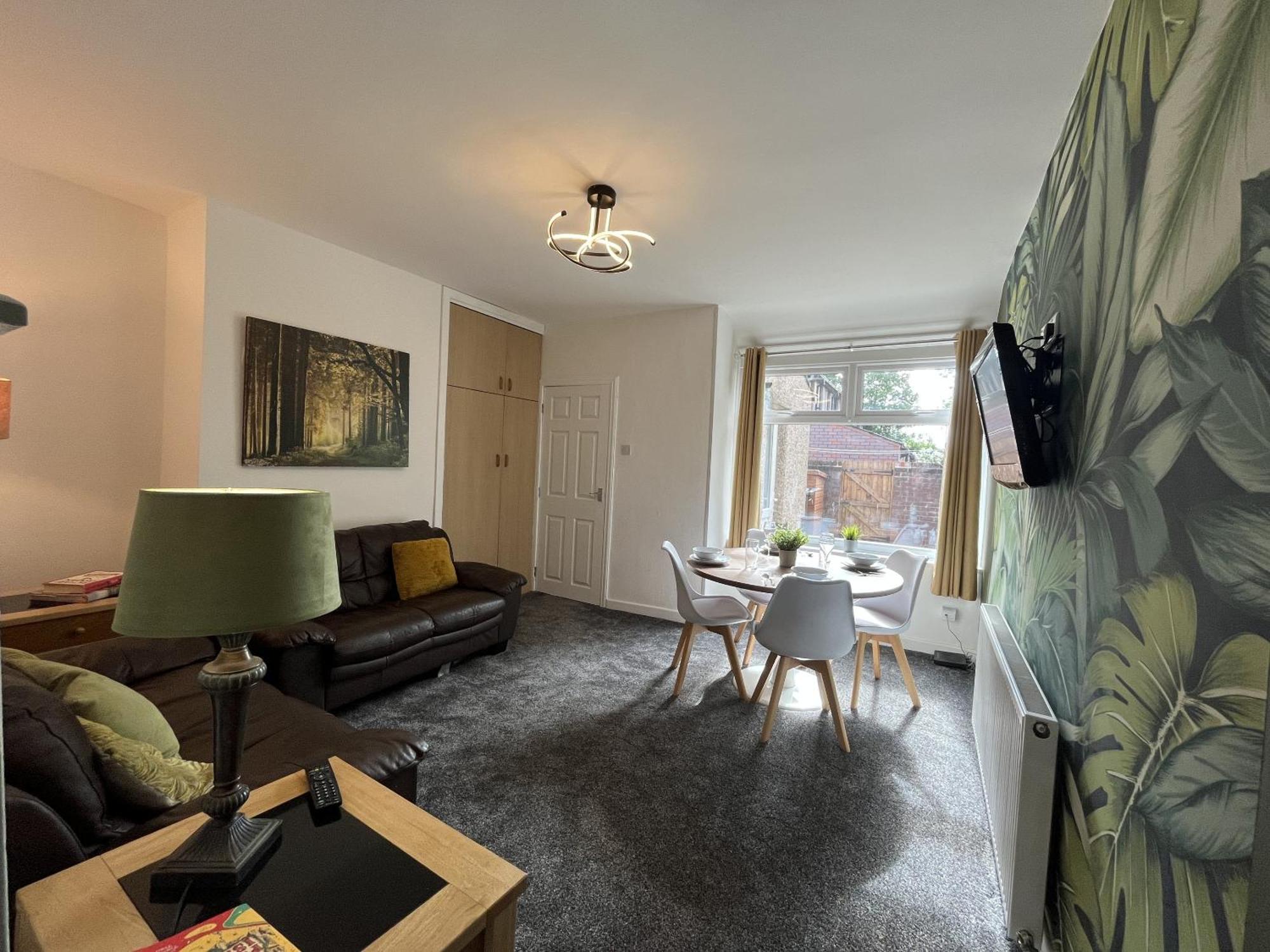 Modernised Central Wigan Townhouse Sleeps Up To 6 ภายนอก รูปภาพ