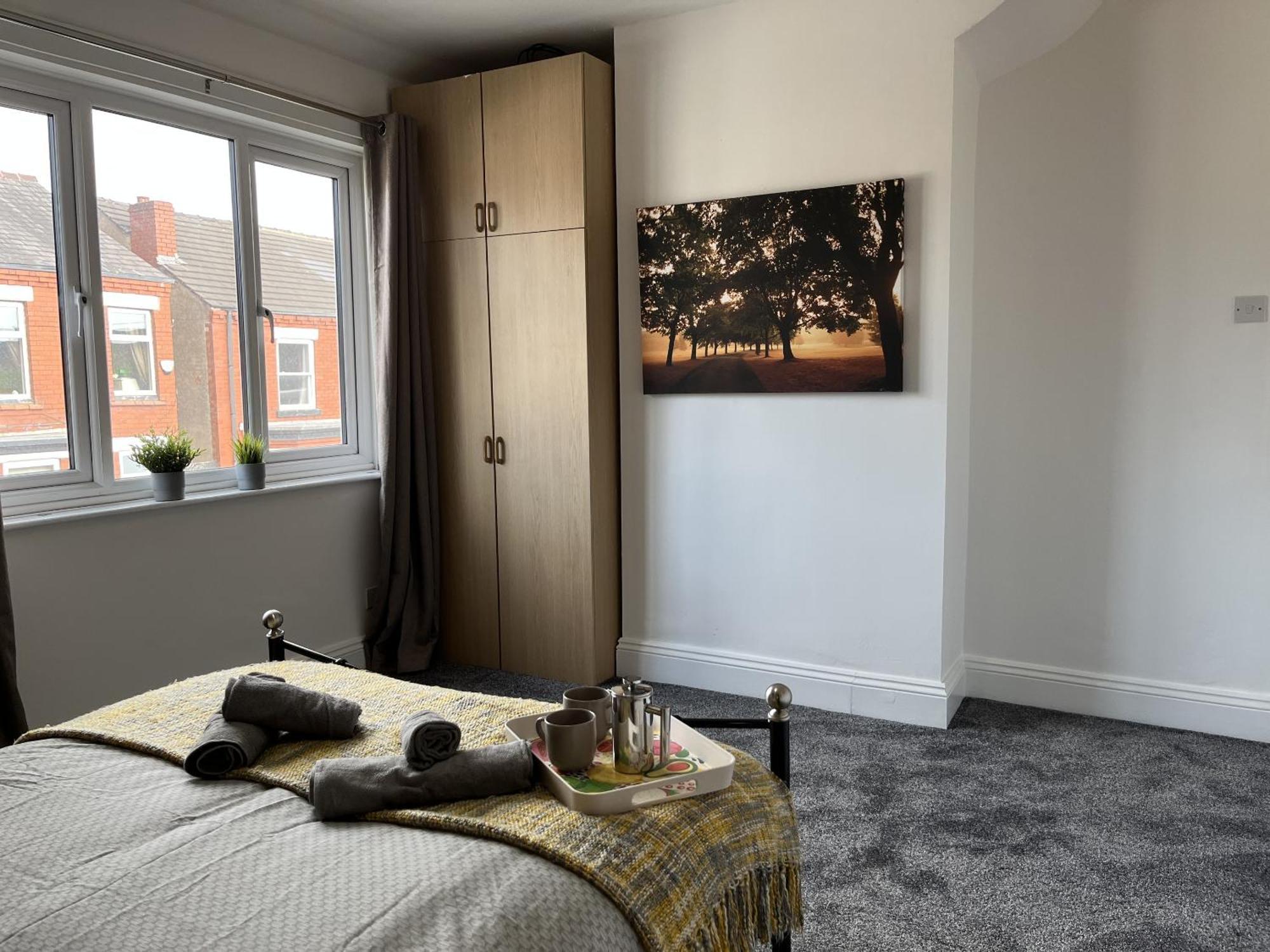 Modernised Central Wigan Townhouse Sleeps Up To 6 ภายนอก รูปภาพ