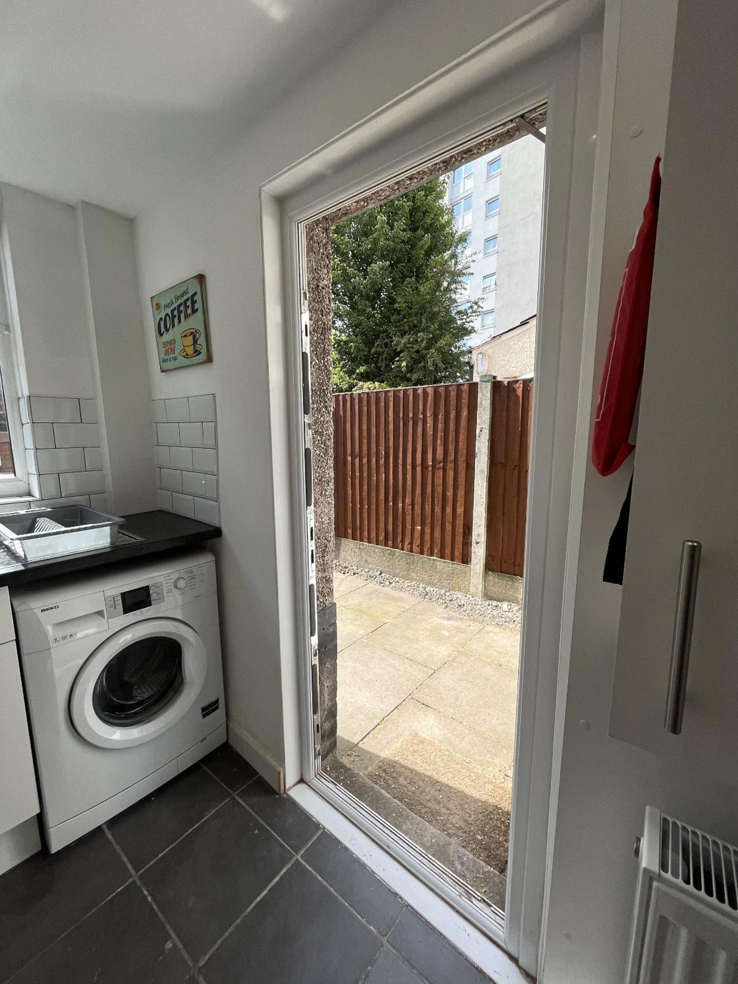 Modernised Central Wigan Townhouse Sleeps Up To 6 ภายนอก รูปภาพ