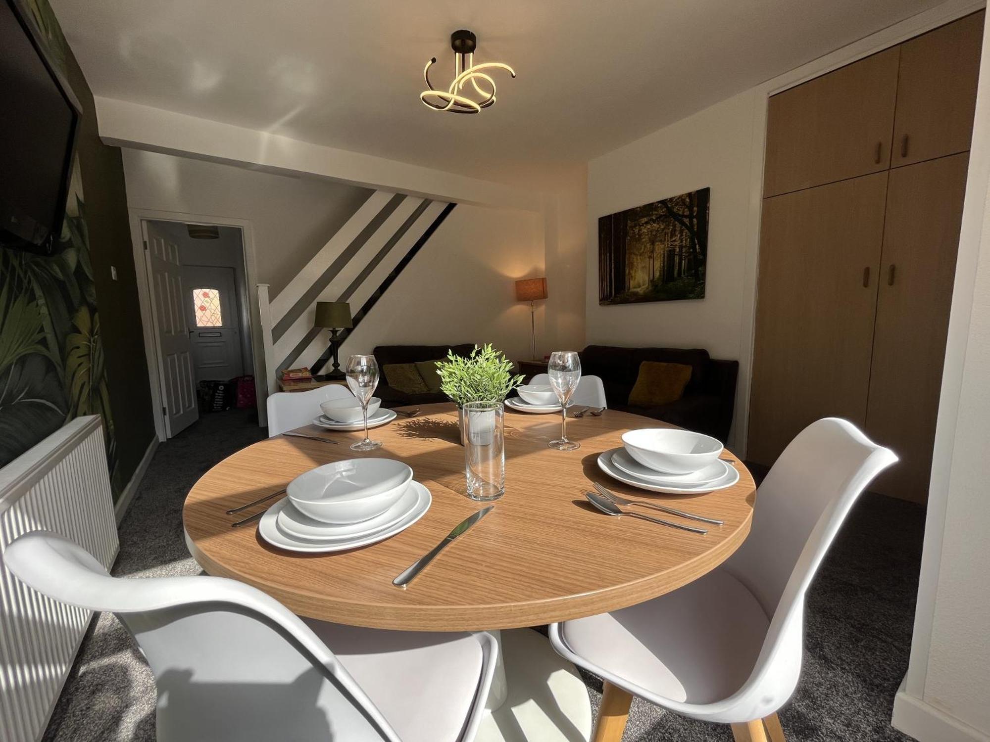Modernised Central Wigan Townhouse Sleeps Up To 6 ภายนอก รูปภาพ